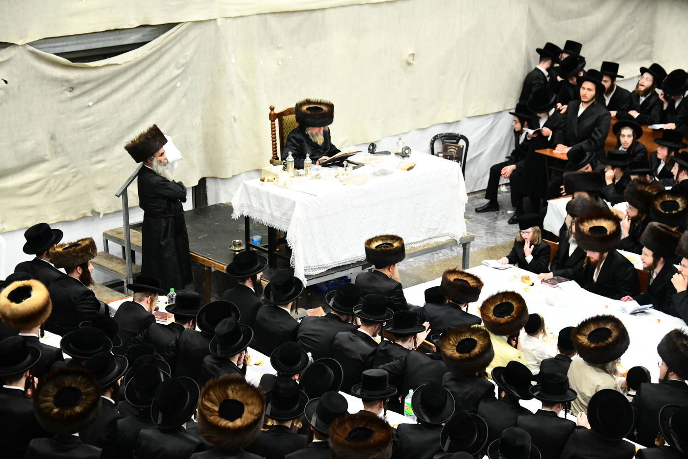 האדמו"ר מרחמסטריווקא בשב"ק באלעד עם בחורי החסידות