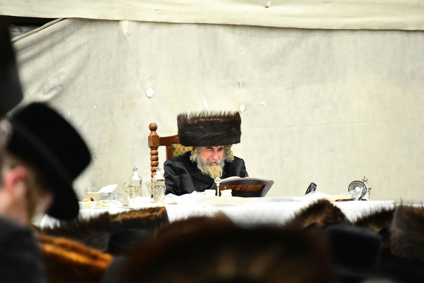 האדמו"ר מרחמסטריווקא בשב"ק באלעד עם בחורי החסידות