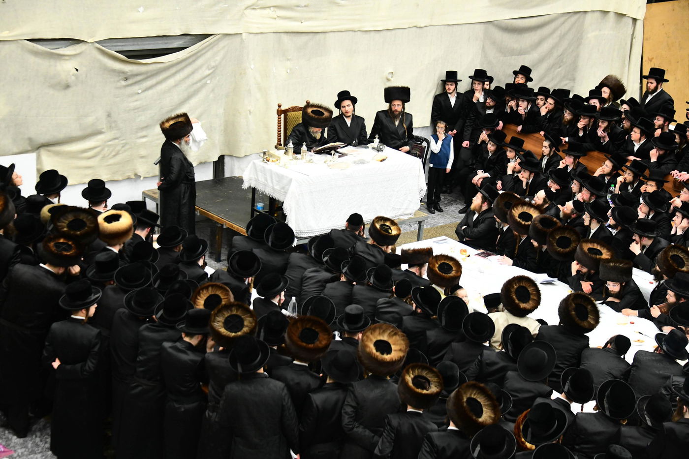 האדמו"ר מרחמסטריווקא בשב"ק באלעד עם בחורי החסידות