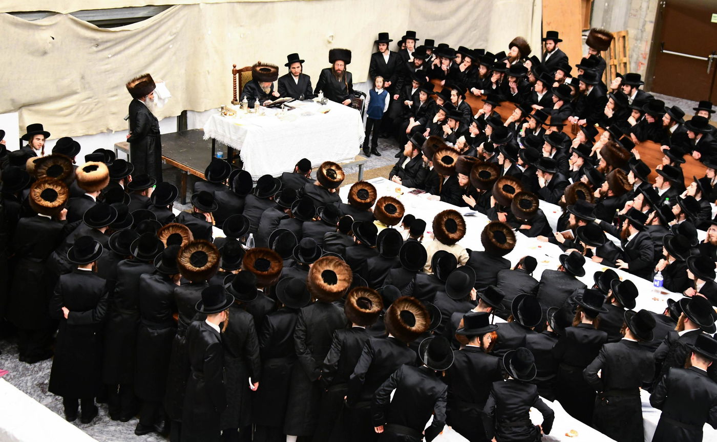 האדמו"ר מרחמסטריווקא שליט"א בשב"ק באלעד עם בחורי החסידות