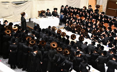 האדמו"ר מרחמסטריווקא שליט"א בשב"ק באלעד עם בחורי החסידות