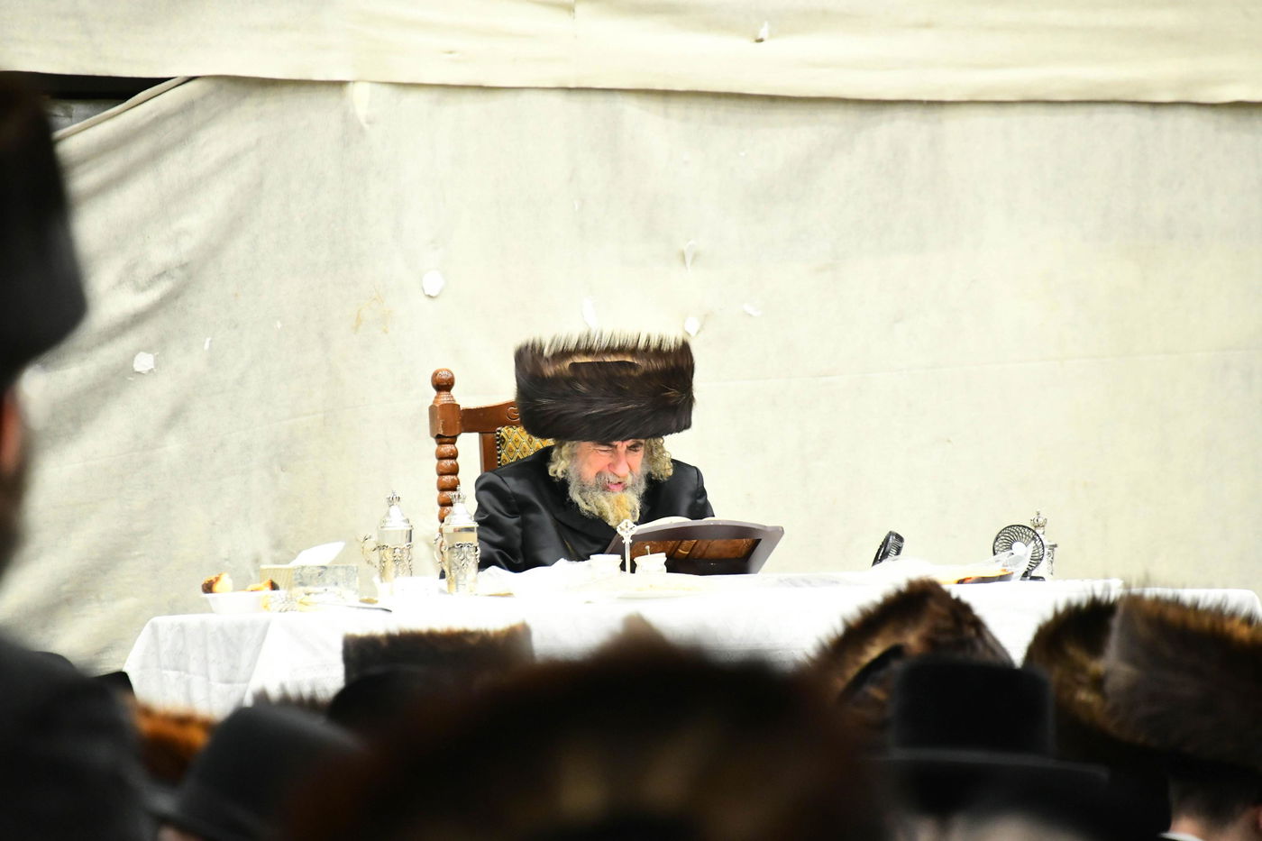 האדמו"ר מרחמסטריווקא בשב"ק באלעד עם בחורי החסידות