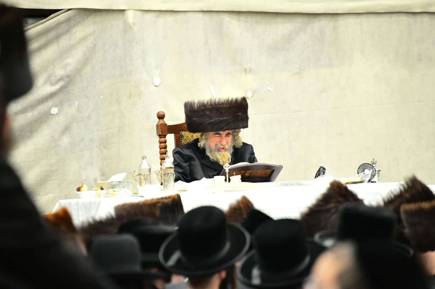 האדמו"ר מרחמסטריווקא בשב"ק באלעד עם בחורי החסידות