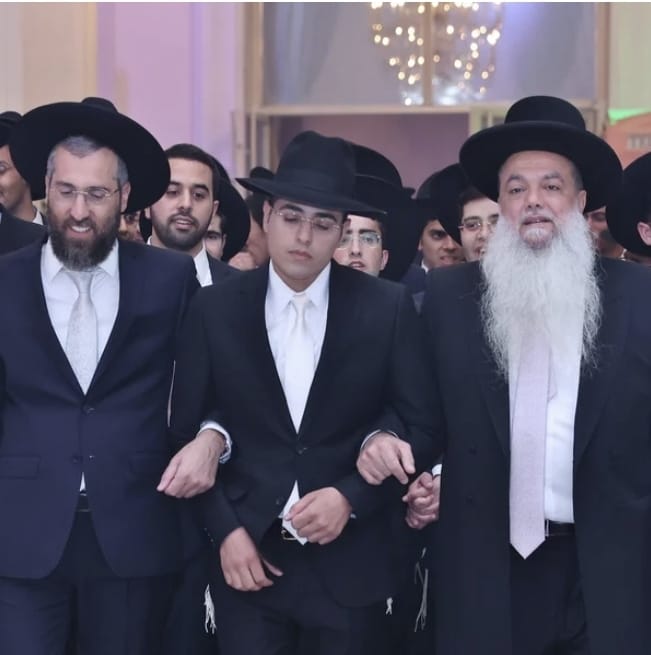 הגאון הרב יגאל כהן, עם חתנו הרב ישראל צרף ביום חתונתו 