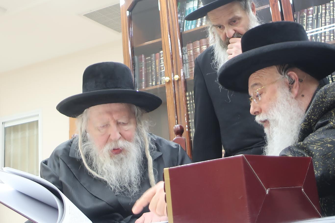 הפגישה התקיימה בחדר הספרים של האדמו"ר מגור בירושלים.