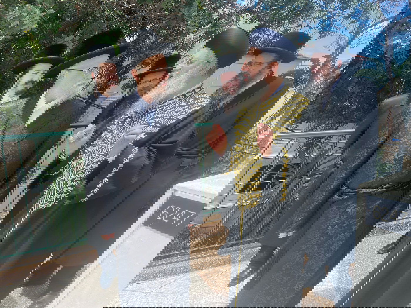 הראשל"צ הגאון רבי דוד יוסף בביקור אצל האדמו"ר מסערט ויז'ניץ