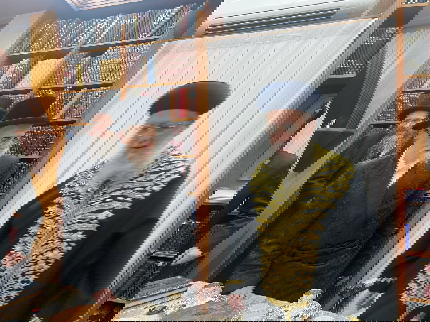 הראשל"צ הגאון רבי דוד יוסף בביקור אצל האדמו"ר מסערט ויז'ניץ