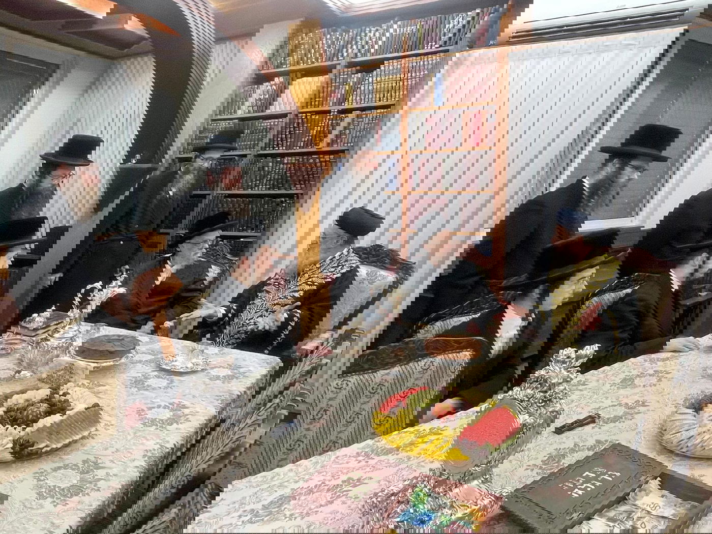 הראשל"צ הגאון רבי דוד יוסף בביקור אצל האדמו"ר מסערט ויז'ניץ