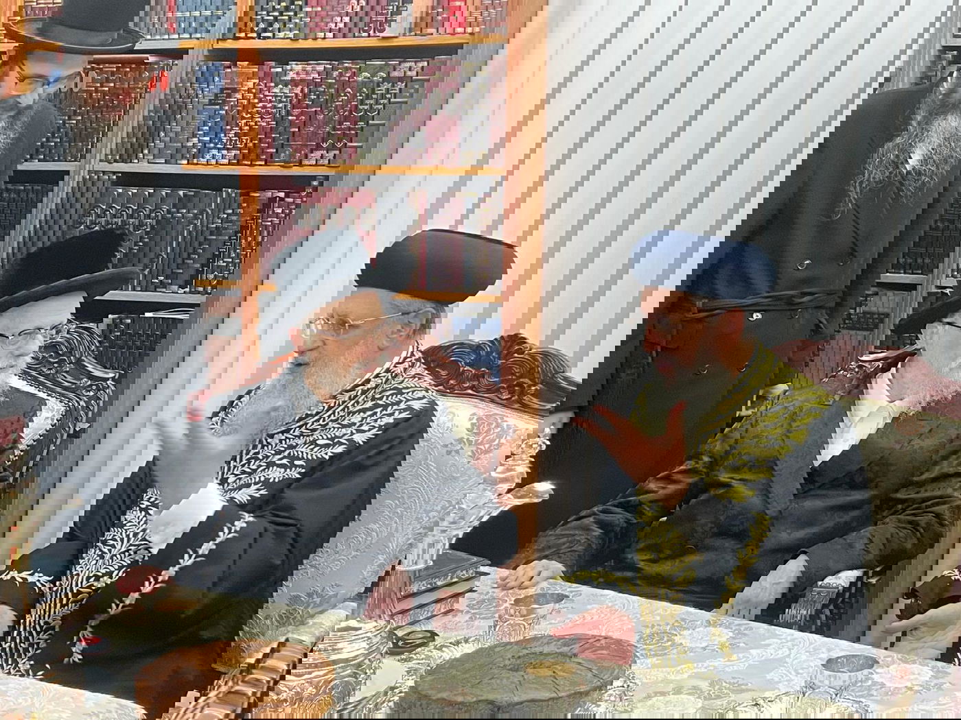 הראשל"צ הגאון רבי דוד יוסף בביקור אצל האדמו"ר מסערט ויז'ניץ