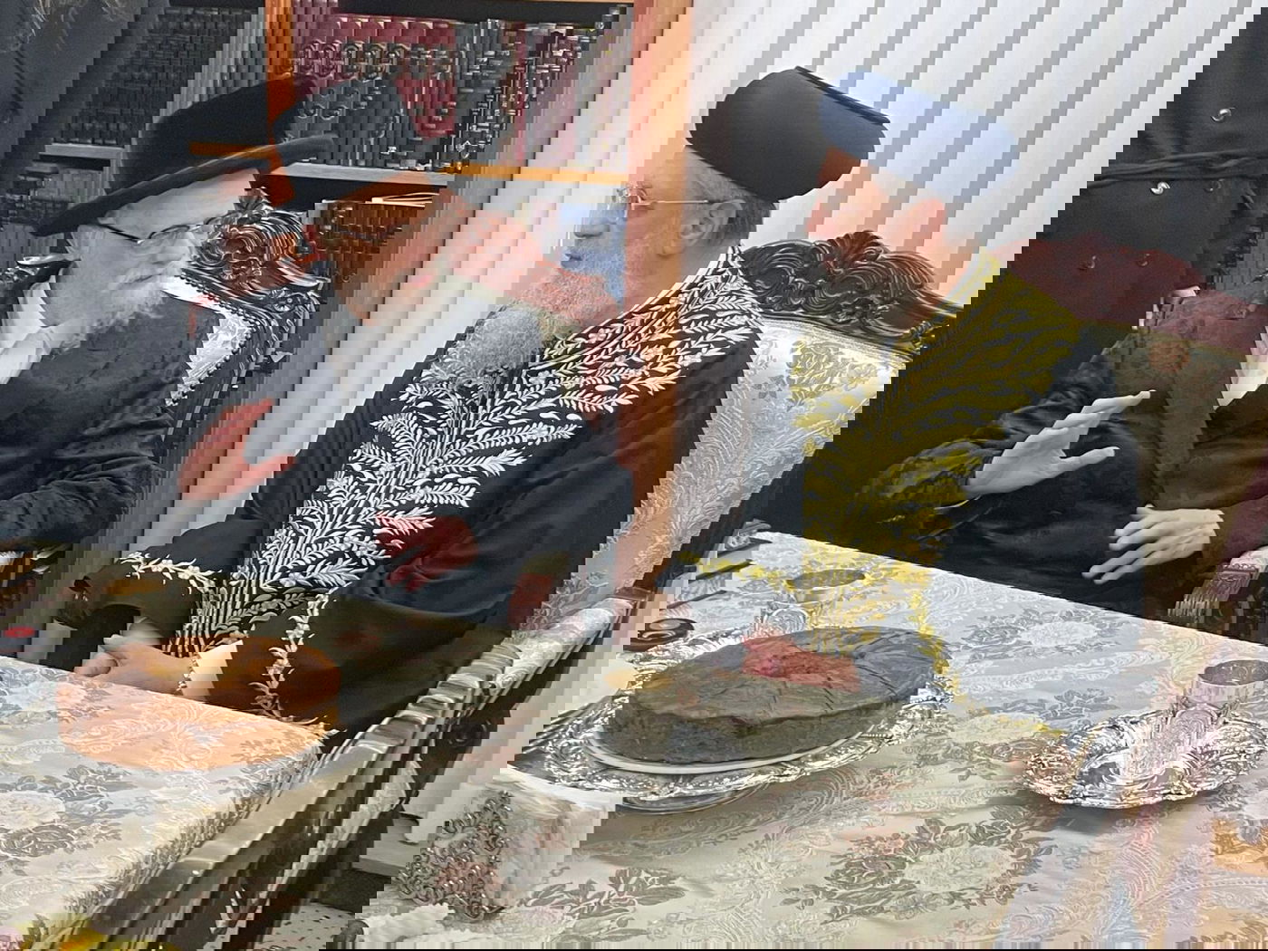 הראשל"צ הגאון רבי דוד יוסף בביקור אצל האדמו"ר מסערט ויז'ניץ