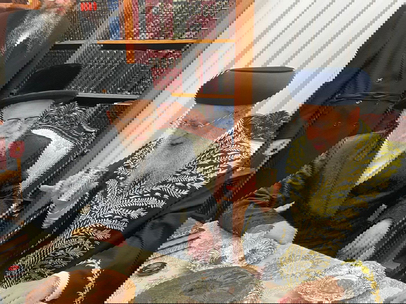 הראשל"צ הגאון רבי דוד יוסף בביקור אצל האדמו"ר מסערט ויז'ניץ