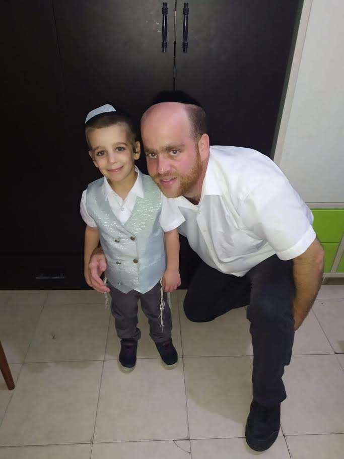 החשמל בדירה מופעל באמצעות מונה 'טוקמן' לתשלום מראש, שכן המשפחה מנועה מפתיחת חשבון בנק או קבלת שירותי אשראי