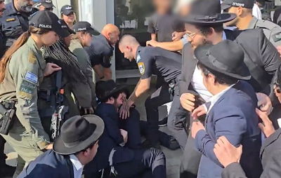 קיצונים מפגינים מחוץ ללשכת הגיוס ומתעמתים עם שוטרים ומתגייסים; רחובות נחסמו