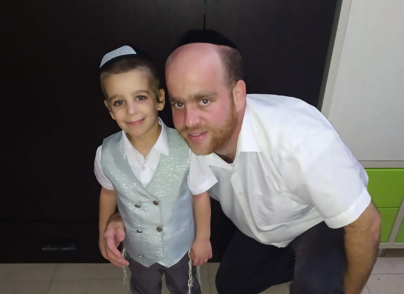 החשמל בדירה מופעל באמצעות מונה 'טוקמן' לתשלום מראש, שכן המשפחה מנועה מפתיחת חשבון בנק או קבלת שירותי אשראי