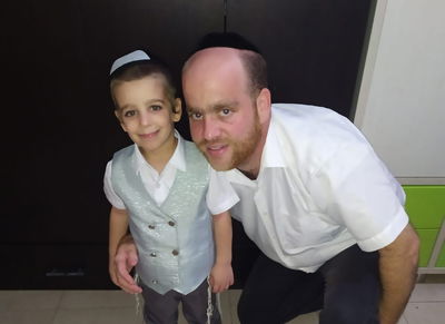 החשמל בדירה מופעל באמצעות מונה 'טוקמן' לתשלום מראש, שכן המשפחה מנועה מפתיחת חשבון בנק או קבלת שירותי אשראי