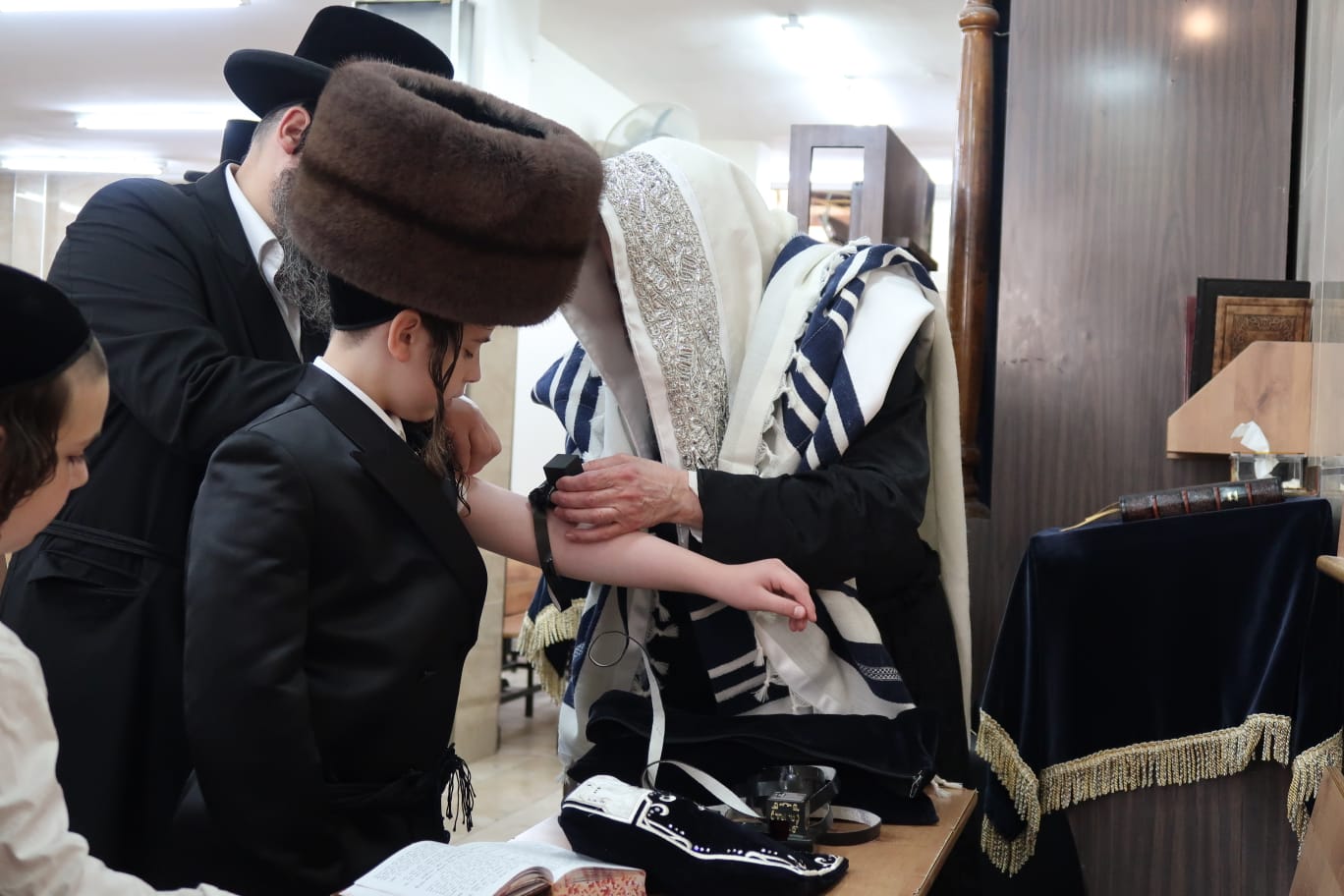 שמחת בר מצווה לנכד האדמו"ר ממכנובקא בעלזא