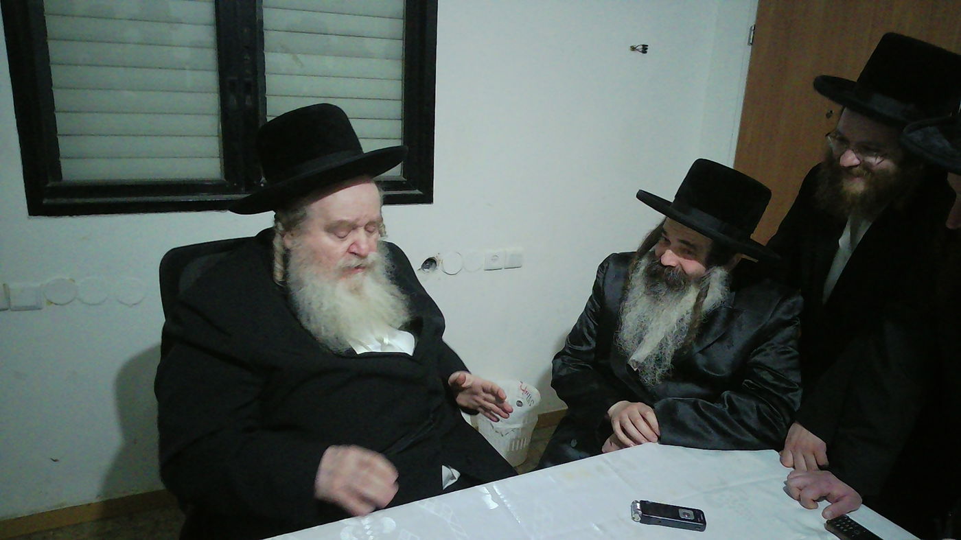 האדמו"ר מזוטשקא בבית מדרשו של זקינו הרה"ק רבי איתמר מנדבורנה זצ"ל