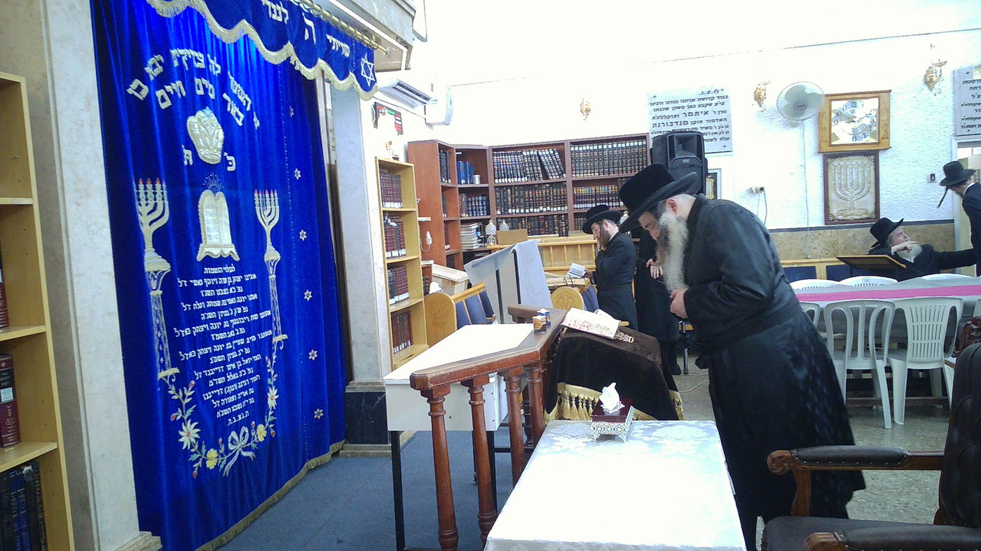 האדמו"ר מזוטשקא בבית מדרשו של זקינו הרה"ק רבי איתמר מנדבורנה זצ"ל