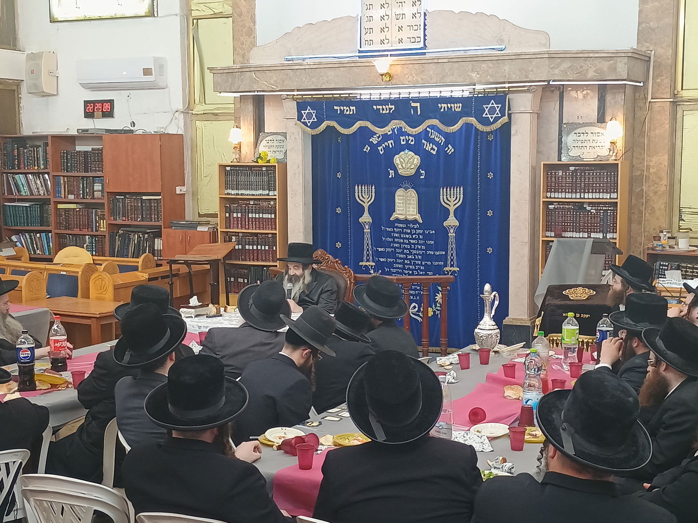 האדמו"ר מזוטשקא בבית מדרשו של זקינו הרה"ק רבי איתמר מנדבורנה זצ"ל