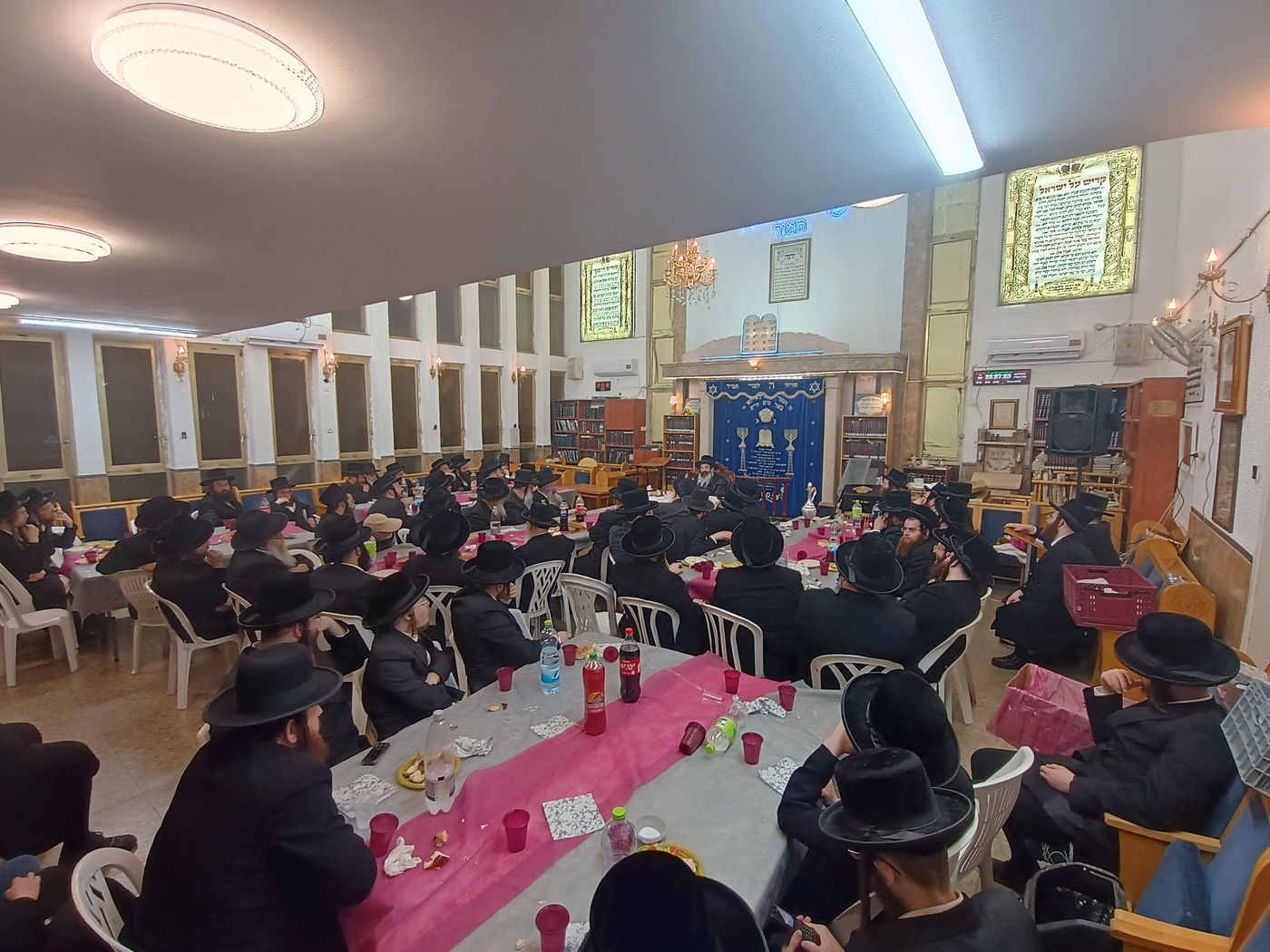 האדמו"ר מזוטשקא בבית מדרשו של זקינו הרה"ק רבי איתמר מנדבורנה זצ"ל