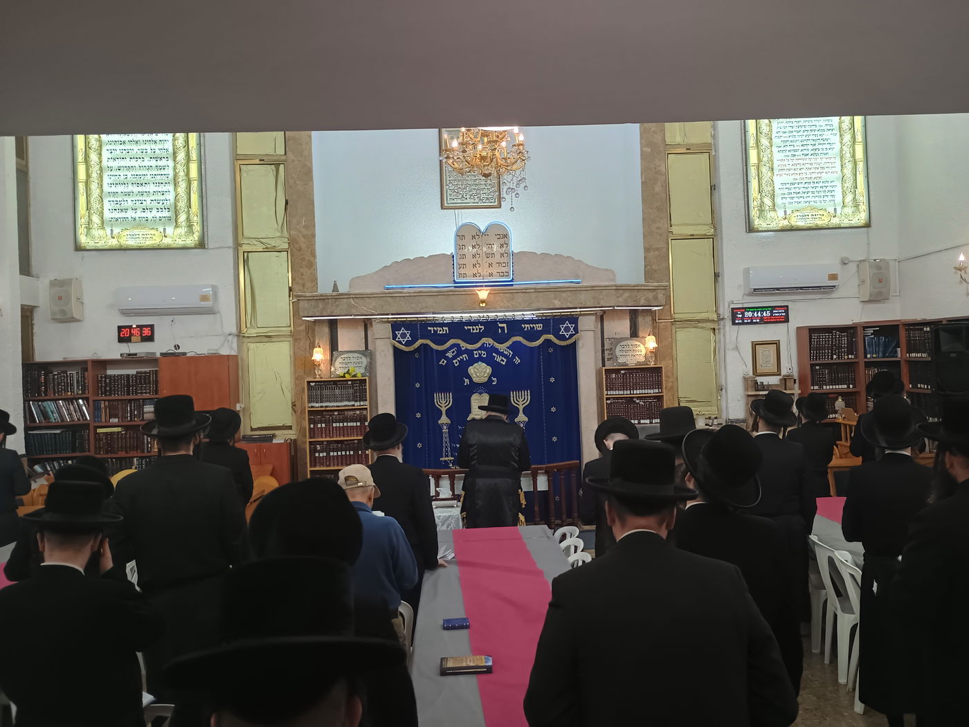 האדמו"ר מזוטשקא בבית מדרשו של זקינו הרה"ק רבי איתמר מנדבורנה זצ"ל