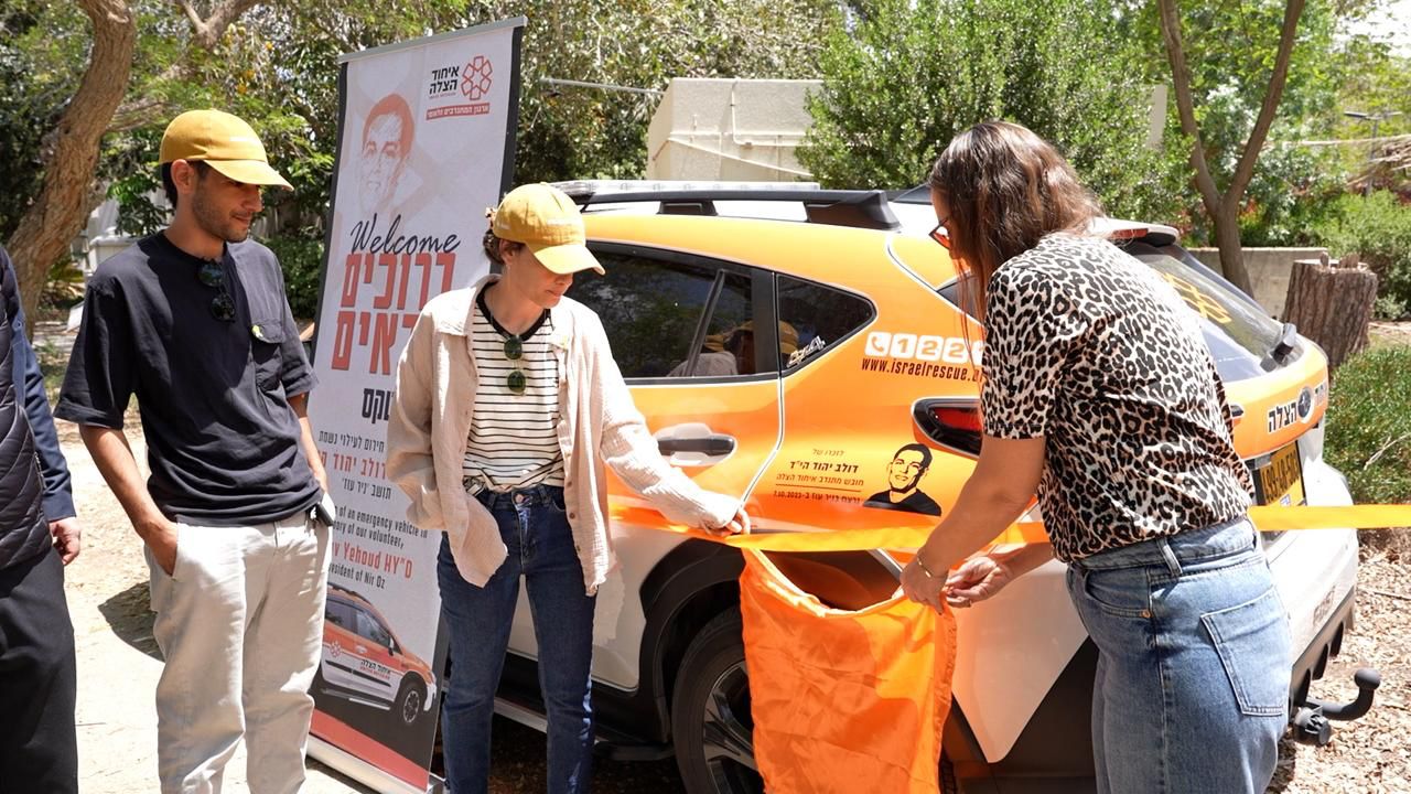 הושק אמבולנס המשאלות של איחוד הצלה לזכרם של שירי, אריאל וכפיר ביבס ז״ל