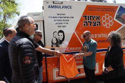 הושק אמבולנס המשאלות של איחוד הצלה לזכרם של שירי, אריאל וכפיר ביבס ז״ל