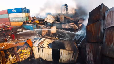 עשן רב מיתמר, נזק נרחב, שחור למלוא העין: כך נראה הבוקר נמל בנדר עבאס מהרחפן | צפו