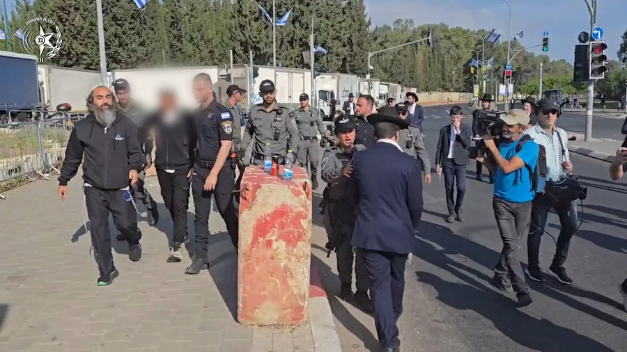 ההפגנות, הבוקר