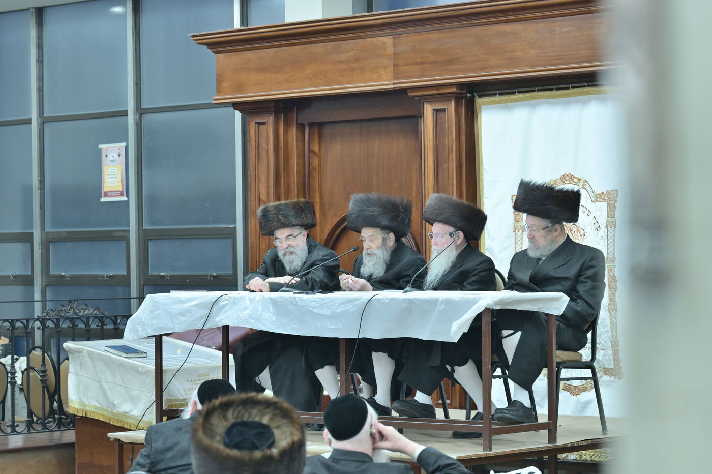 פאנאל של זקני החסידים שזכו להשתתף במסע הקודש בשנת תשל"ה