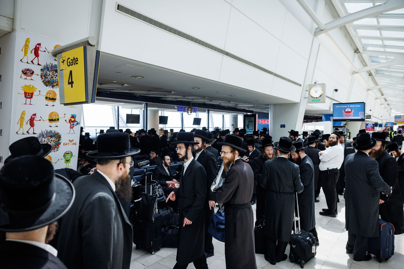 מאות חסידים בשדה"ת קנדי בניו יארק