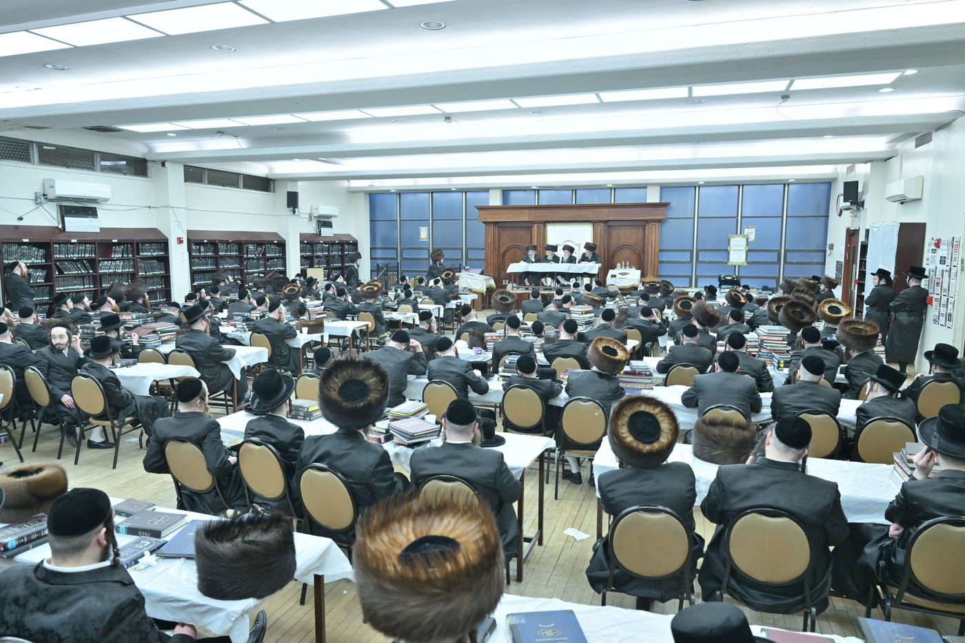 פאנאל של זקני החסידים שזכו להשתתף במסע הקודש בשנת תשל"ה