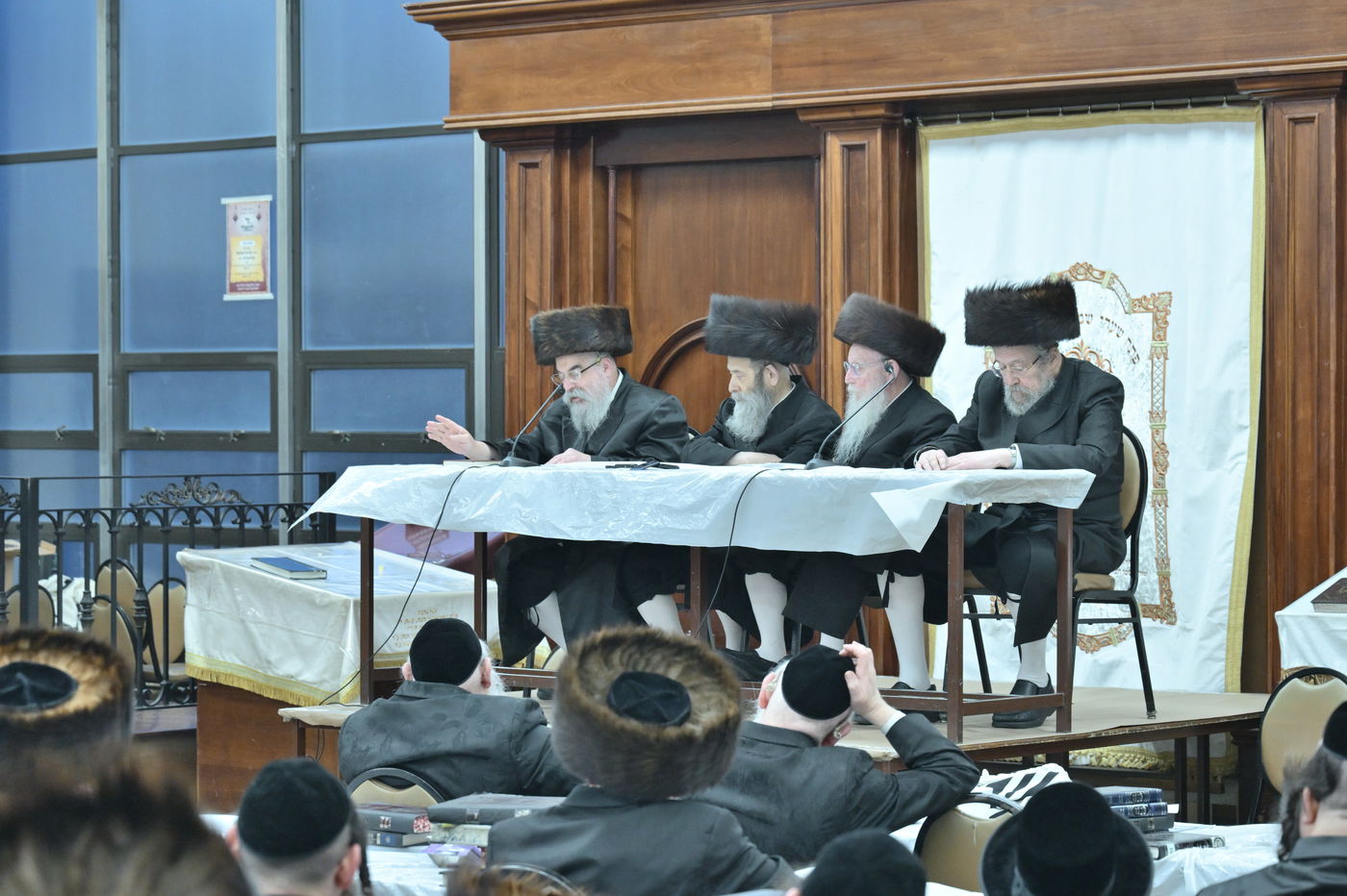 פאנאל של זקני החסידים שזכו להשתתף במסע הקודש בשנת תשל"ה