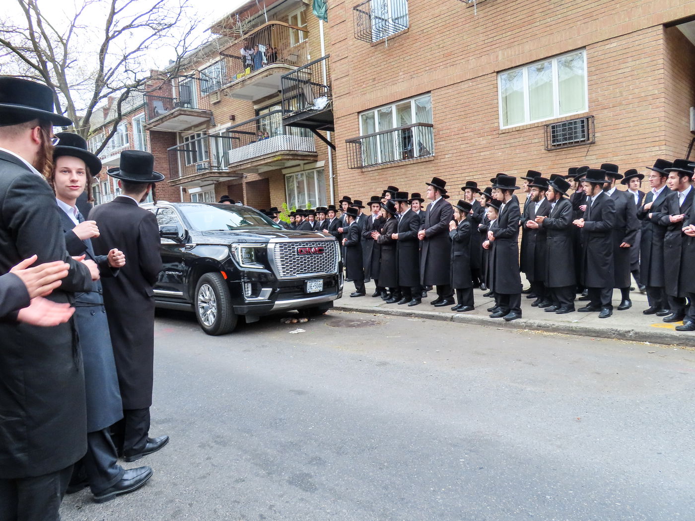 הבחורי מלווים את האדמו"ר בצאתו מביתו