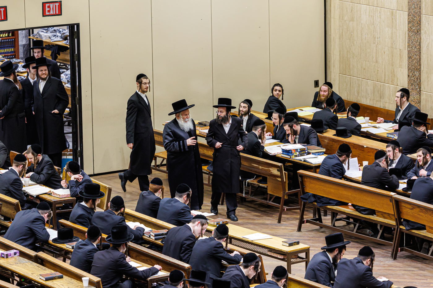 האדמו"ר מבאבוב בסיור בישיבת בין הזמנים