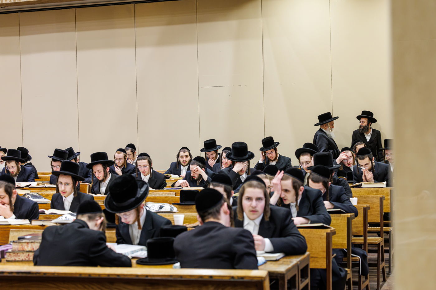 האדמו"ר מבאבוב בסיור בישיבת בין הזמנים