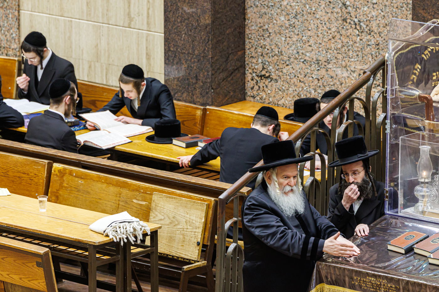 האדמו"ר מבאבוב בסיור בישיבת בין הזמנים