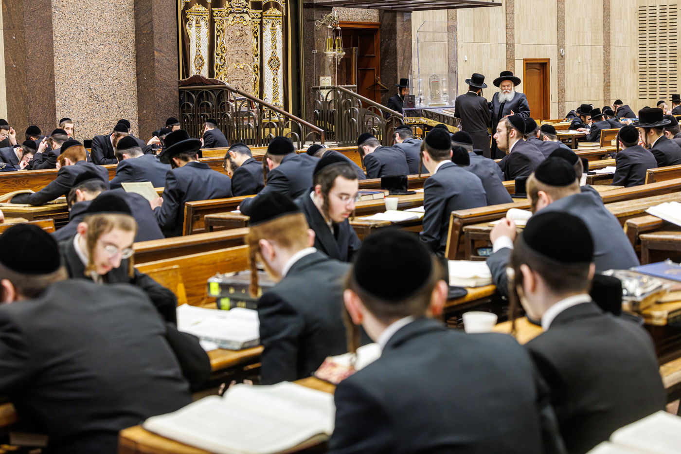 האדמו"ר מבאבוב בסיור בישיבת בין הזמנים