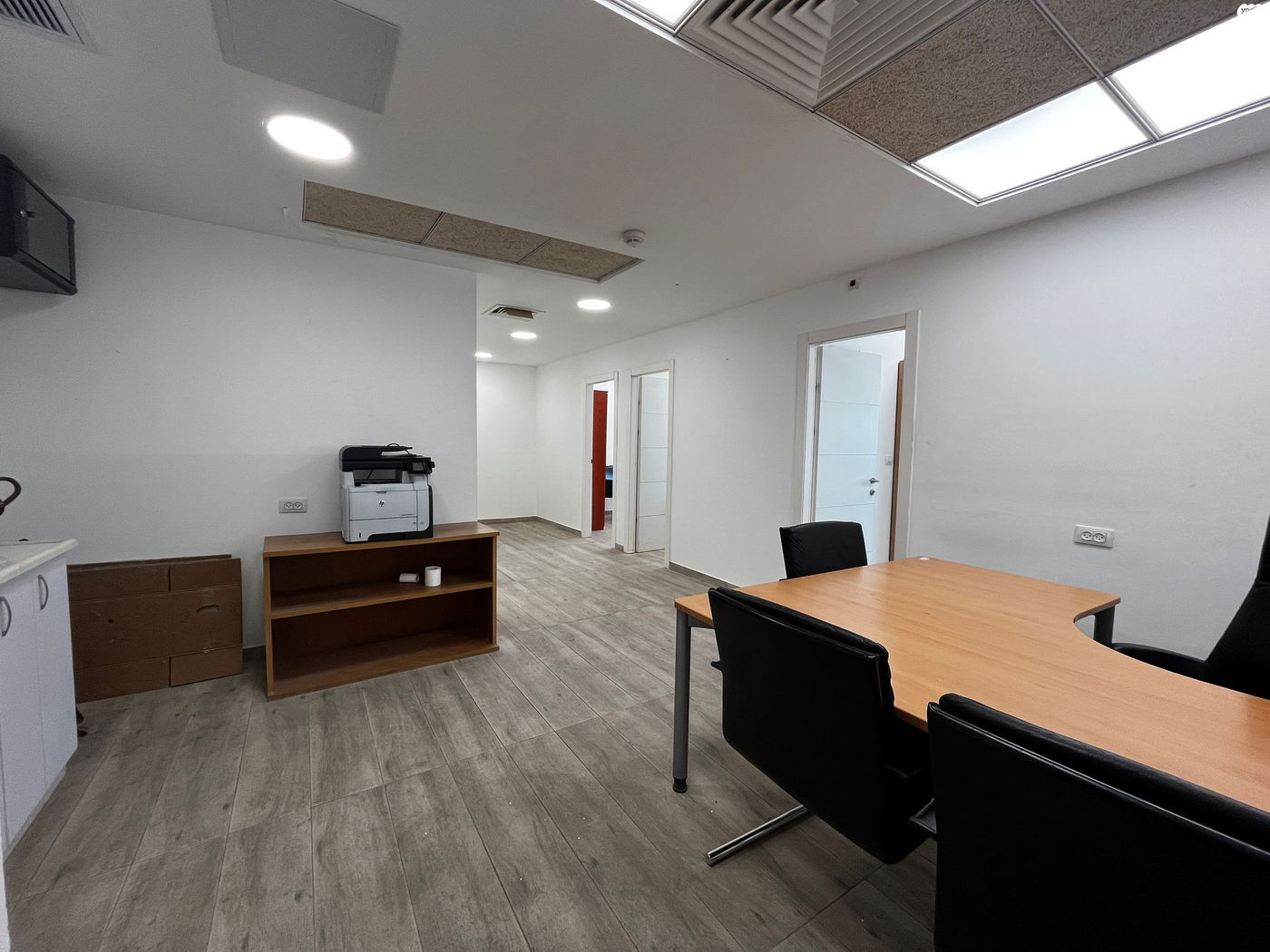 ריהוט בסיסי עומד מוכן לתפעול מיידי של המשרד