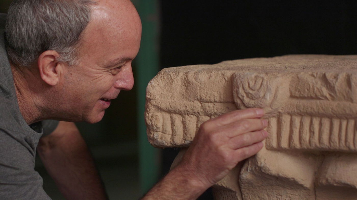 ד"ר עוזי עד מנהל החפירה עם כותרת האבן הנדירה 