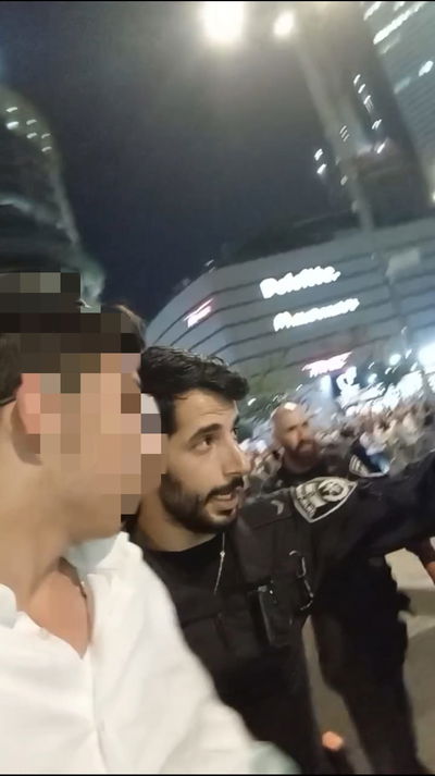 רגע המעצר של בחורי הישיבה הקטנה