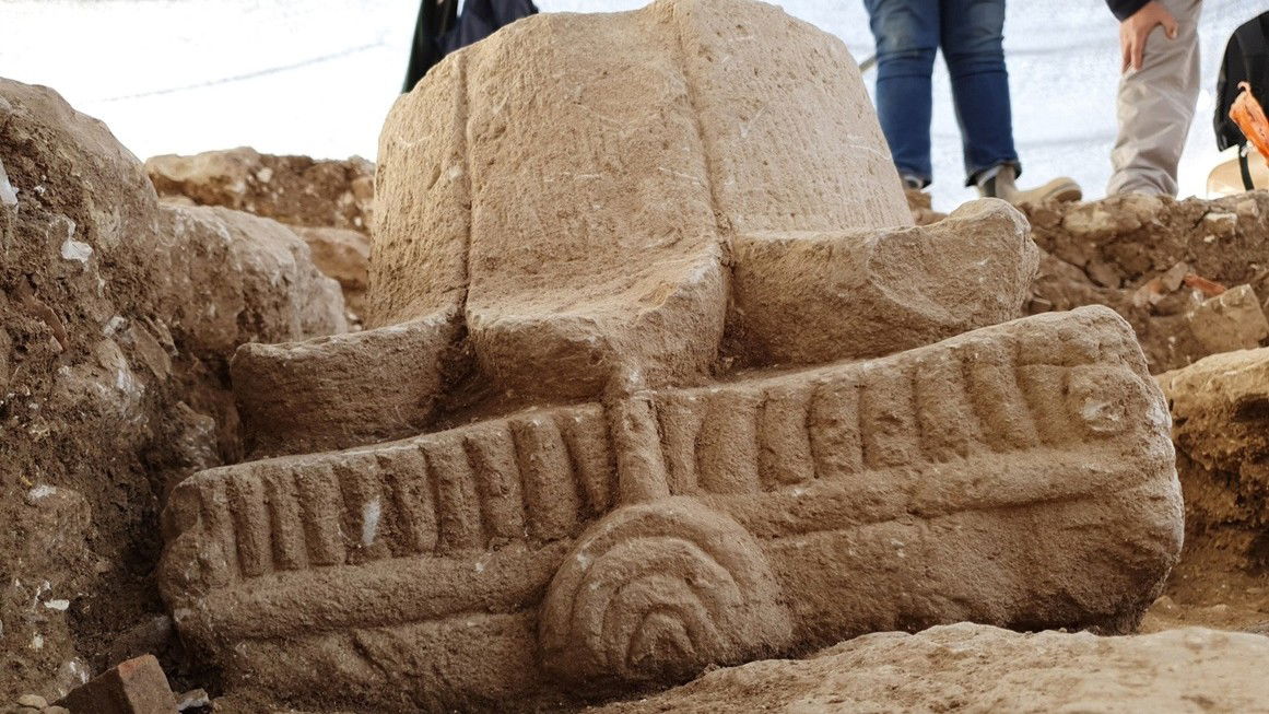 הממצא המרהיב בעת החשיפה - מונח הפוך על רצפת החדר י