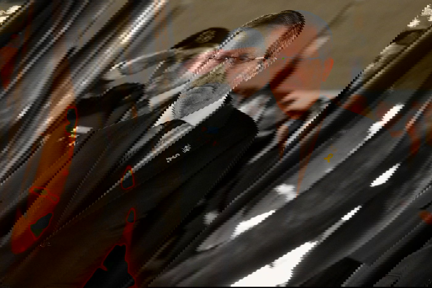 הנשיא הרצוג ובסמוך הרמטכ"ל זמיר