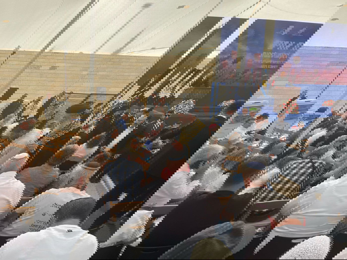 הרשל"צ מנחם ומחזק את האב השכול