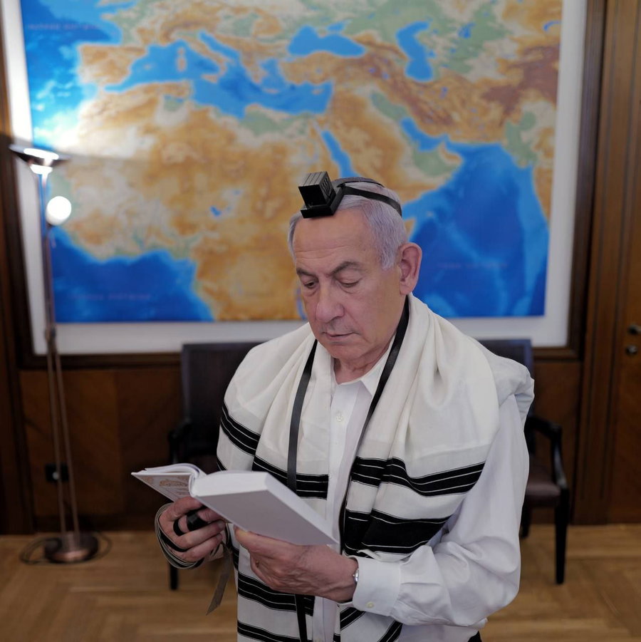 נתניהו מניח תפלין