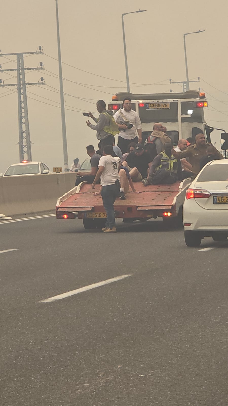 אזרחים נמלטים על גבי משאית