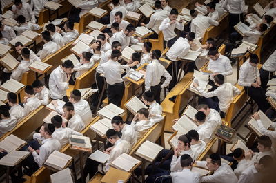 בחורים באמצע סדר בישיבת פוניבז' | אילוסטרציה