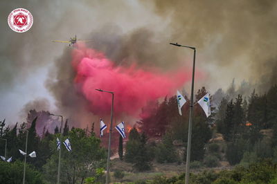 גובר החשד להצתות מכוונות: שריפות באזורים רבים, עוד ועוד יישובים מתפנים