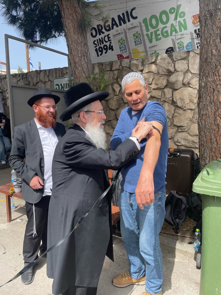 בצל הלהבות: אלפים הניחו תפילין ביום הזיכרון – רבים מהם בני משפחות שכולות