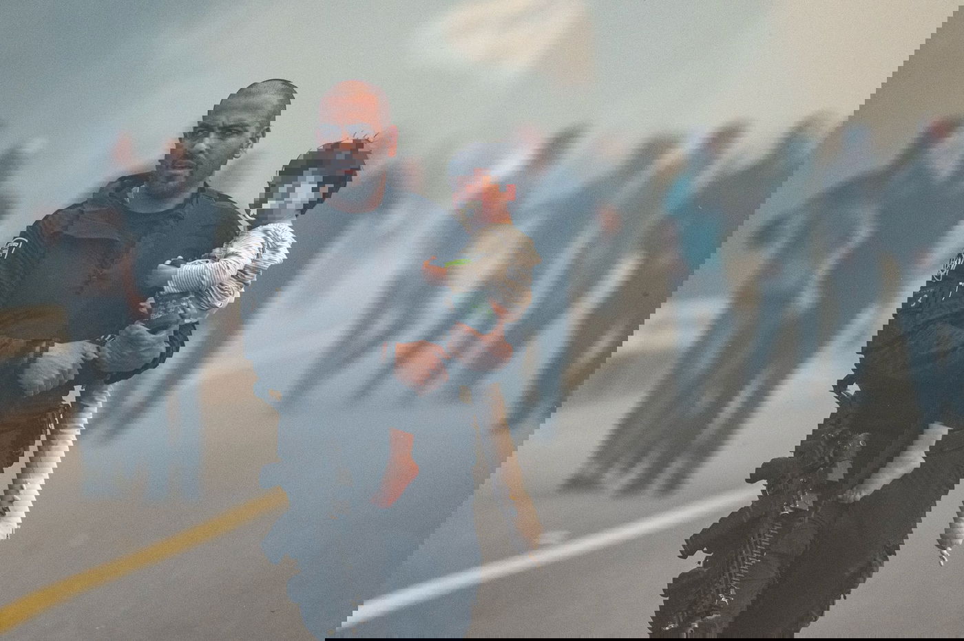 כוחות משטרה מחלצים אזרחים 